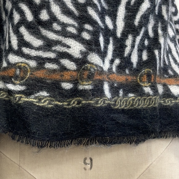 Animal Printed Acrylic Scarf - Picture 6 of 8